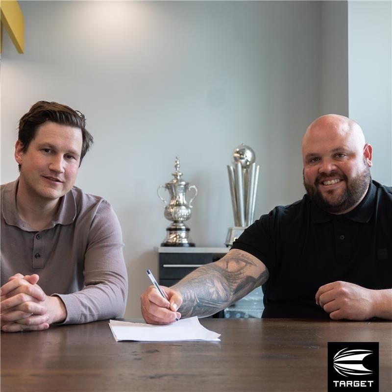 Adam Lipscombe signs for Target Darts