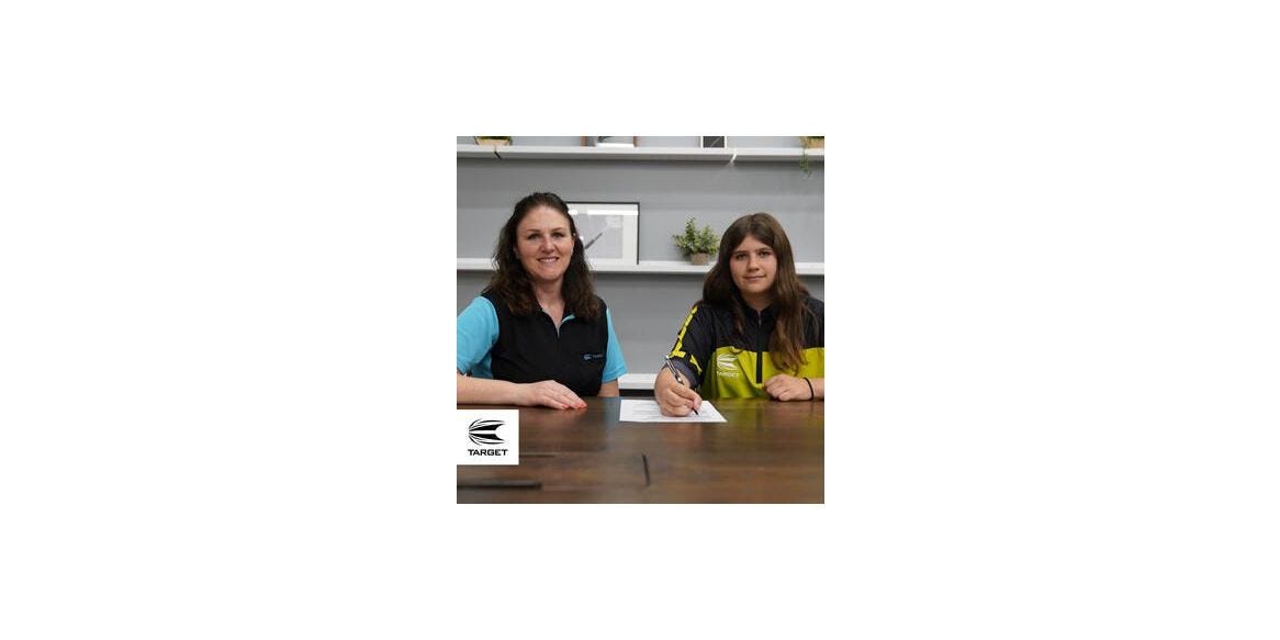 Paige Pauling signs with Elite 1 alongside Lorraine Winstanley
