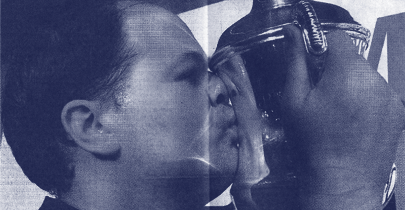 Raymond van Barneveld kissing his first World Championship trophy.